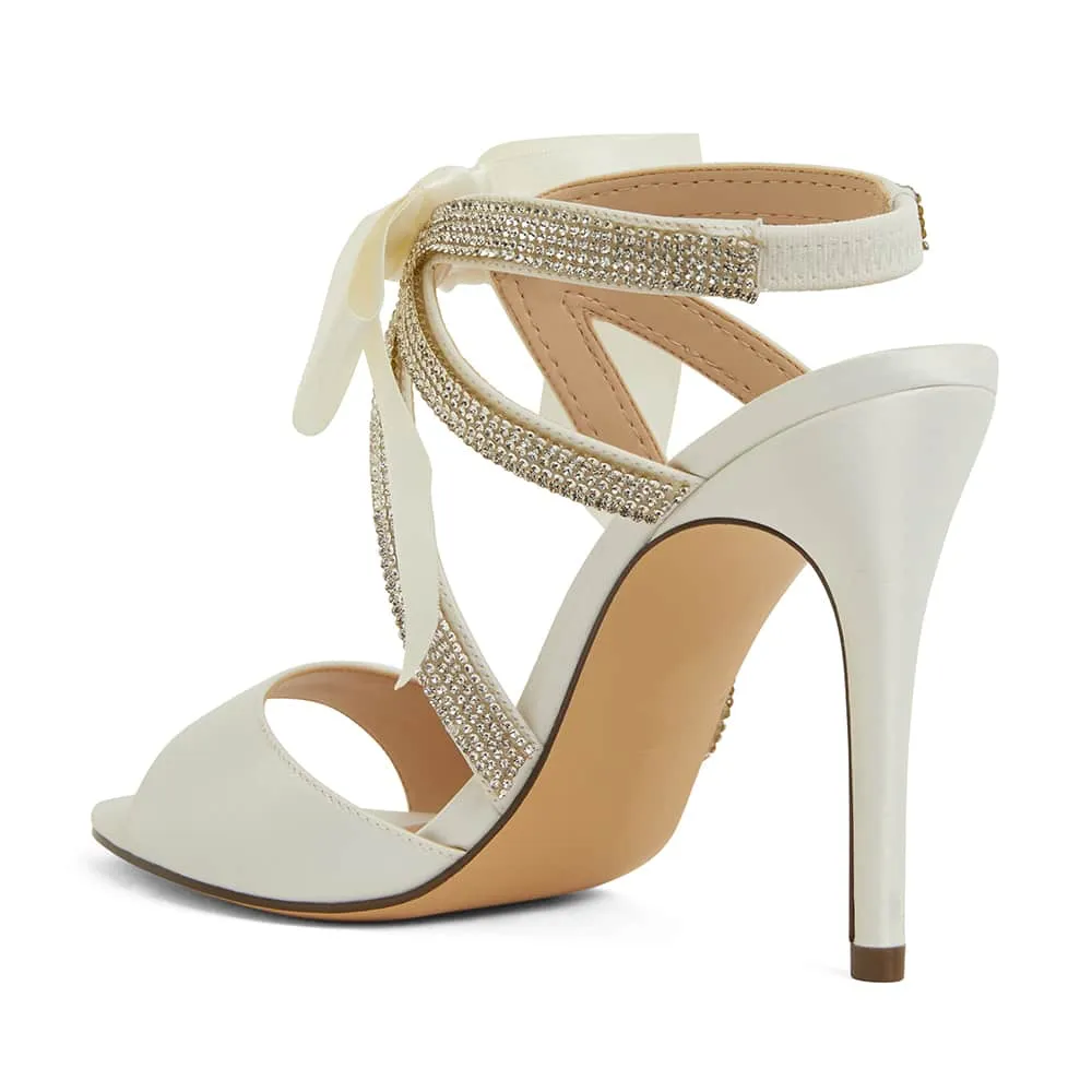 Claudia Heel in Ivory