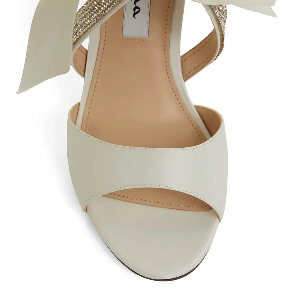 Claudia Heel in Ivory