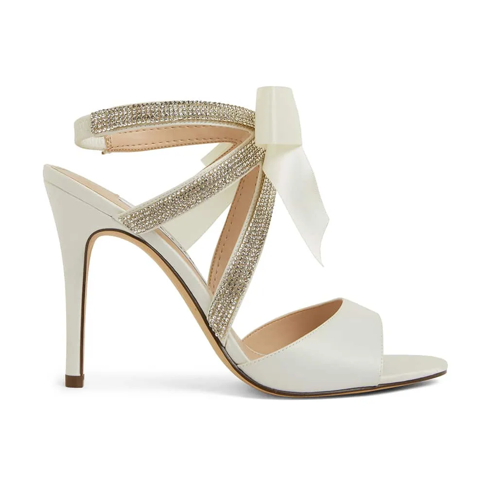 Claudia Heel in Ivory